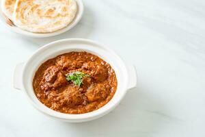 kip tikka masala pittige curry vlees eten met roti of naan brood foto