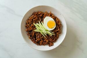 Koreaanse instant noedels met zwarte bonensaus of jajangmyeon of jjajangmyeon foto