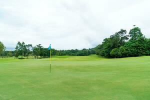 groen met zand bunkers Aan golf Cursus foto