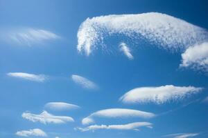 vreemd vormig wit wolken in de blauw lucht Aan een Doorzichtig dag gedurende winter in Thailand. foto