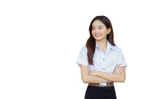 portret van een volwassen Thais leerling in Universiteit leerling uniform. Aziatisch mooi meisje staand glimlachen gelukkig en vol vertrouwen met haar armen gekruiste terwijl geïsoleerd Aan wit achtergrond. foto