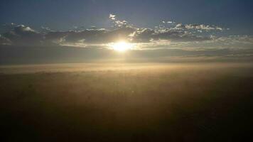 antenne visie van mistig heuvels gedekt door Woud. mooi landschap in de bergen Bij zonsopkomst. kleurrijk zonsopkomst in bebost berg met mist. ochtend- dageraad in de bergen. foto