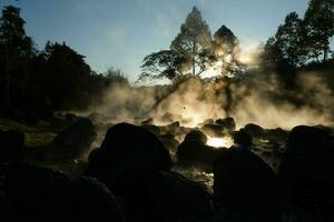 heet veren en mist in Thailand met ochtend- zonlicht. ochtend- atmosfeer Bij chae zoon nationaal park, natuurlijk heet lente, lampang provincie, Thailand. foto