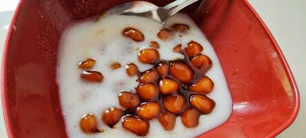 dichtbij omhoog visie van bubur candil is een traditioneel Indonesisch schotel welke is beroemd voor haar zoet smaak en taai textuur. candil pap heeft worden een belangrijk een deel van Indonesisch culinaire cultuur. foto