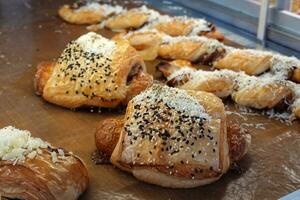 bladerdeeg gebakje worst broodjes in bakkerij winkel foto