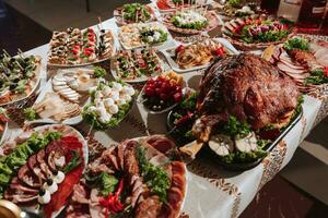 Kozakken tafel in de het beste restaurants. feestelijk tafel Bij de bruiloft. nationaal oekraïens keuken. dik, worstjes, alcohol. horeca. foto