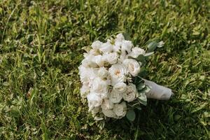 bruiloft boeket Aan groen gras. nadruk Aan de bruiloft boeket, vrij ruimte foto