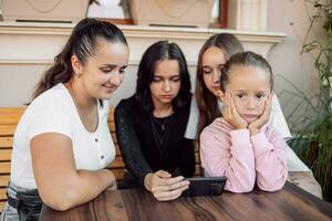 een kind krijgt verveeld terwijl volwassenen of tieners zijn bezig of de concept van de effect van mobiel telefoons Aan kinderen ontwikkeling, foto met selectief zacht focus