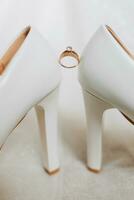 gecombineerd goud bruiloft ring versierd met diamanten. solitaire diamant verloving ring in geel goud met een vier gaffel instelling foto