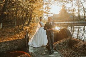 portret van een gelukkig bruiloft stel, de bruid en bruidegom zijn wandelen en zoenen in de herfst Woud, park foto