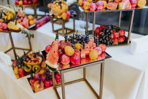 een buffet met fruit, Champagne en verkoudheid drankjes georganiseerd in een restaurant Aan een bruiloft dag of verjaardag foto