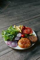 Hamburger, Frans Patat en salade Aan een houten tafel. foto