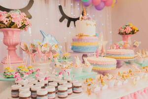 snoep bar met divers snoepgoed, cupcakes en andere snoepgoed Aan bruiloft ontvangst foto