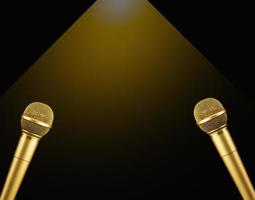 dubbele gouden microfoon met warm licht op zwarte achtergrond. zangkampioenschappen concept foto