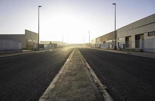 industriële straat met mist foto