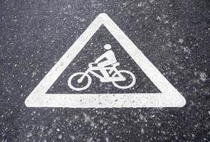 fietsbord op het asfalt foto