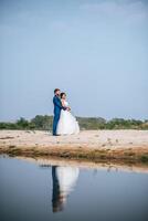 Aziatische bruid en blanke bruidegom hebben tijd voor romantiek en zijn samen gelukkig foto