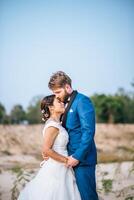 Aziatische bruid en blanke bruidegom hebben tijd voor romantiek en zijn samen gelukkig foto