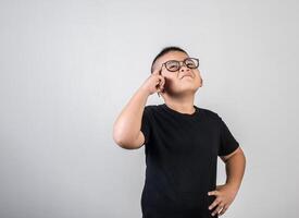 grappige geniale jongen die in studio-opname denkt foto