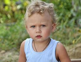 mooie babyjongen met kindgezicht poseren fotograaf voor kleurenfoto