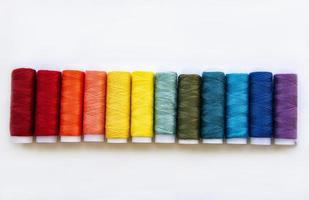 spoelen van draad in de kleuren van de regenboog foto