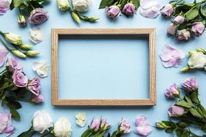 frame en roze bloemen foto