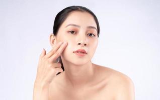 aantrekkelijke jonge Aziatische vrouw met jeugdige huid. gezichtsverzorging, gezichtsbehandeling, vrouw schoonheid huid geïsoleerd op een witte achtergrond. cosmetologie, huidschoonheid en cosmetisch concept foto