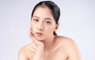 aantrekkelijke jonge Aziatische vrouw met jeugdige huid. gezichtsverzorging, gezichtsbehandeling, vrouw schoonheid huid geïsoleerd op een witte achtergrond. cosmetologie, huidschoonheid en cosmetisch concept foto