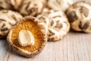 gedroogde shiitake-paddenstoel op houten achtergrond. gezond eten. foto