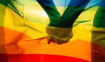 afbeelding van homopaar hand in hand op lgbt-vlag foto