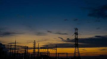 ondergaande zon boven een elektrisch onderstation. foto