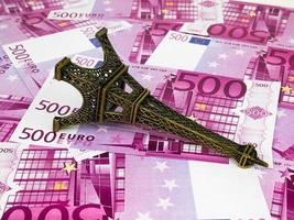 vijfhonderd 500 euro bankbiljetten met replica van de Eiffeltoren, Europese valuta geld achtergrond foto