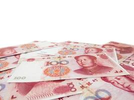 het is een heleboel honderd yuan bankbiljetten stapel geïsoleerd op een witte achtergrond, chinese yuan valuta's, uitknippad foto