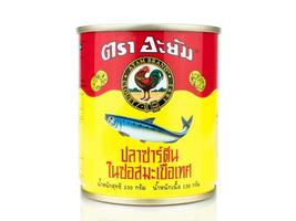 bangkok thailand - 30 januari 2019, redactionele foto blikje ayam merk sardines geïsoleerd op een witte achtergrond