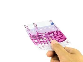 iemands hand houden met vijfhonderd 500 euro biljetten bankbiljetten geïsoleerd op een witte achtergrond, uitknippad foto
