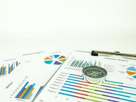 marketingrapportgrafiek en financiële grafiekanalyse met kompas foto