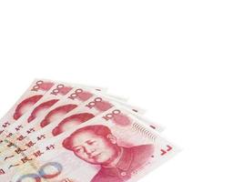het is een heleboel honderd yuan bankbiljetten stapel geïsoleerd op een witte achtergrond, chinese yuan valuta's, uitknippad foto