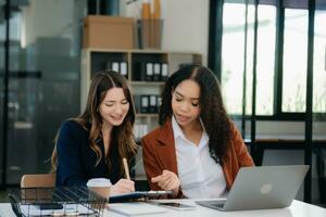 bedrijf collega bedrijf presenteert en legt uit en gebruik makend van laptop en tablet. teamwerk, financieel afzet team, foto