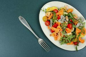 pasta salade met groenten, op dieet zijn. foto