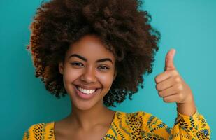 ai gegenereerd mooi Afrikaanse Amerikaans vrouw met een afro tonen haar duim foto