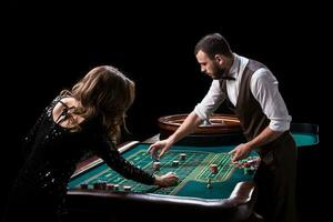 croupier en vrouw speler Bij een tafel in een casino. afbeelding van een c foto