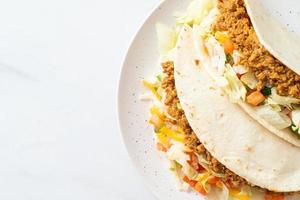 Mexicaanse taco's met kipgehakt foto