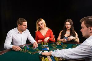 vrienden genieten van een het gokken nacht. de handelaar aanbiedingen de kaarten foto