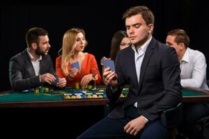 jong mensen spelen poker Bij de tafel. casino foto