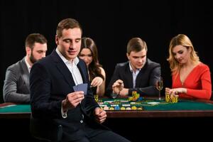 jong mensen spelen poker Bij de tafel. casino foto