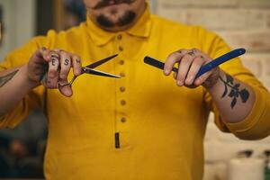 elegant kapper Mens met kappers gereedschap in zijn handen bereiden voor werk foto
