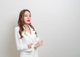 portret mooie zakenvrouw in wit rokkostuum