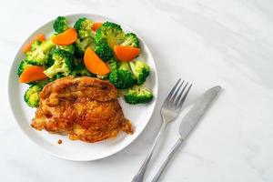 kipsteak met broccoli en wortel foto