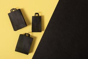 black friday sale miniatuur mock-up boodschappentassen zwart en geel plat gelegd