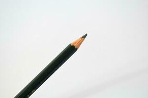 groen potlood slijper en donker groen potloden, potlood krullen Aan wit achtergrond foto